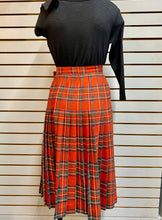 Load image into Gallery viewer, 70-80s Surrey Classics Kilt
