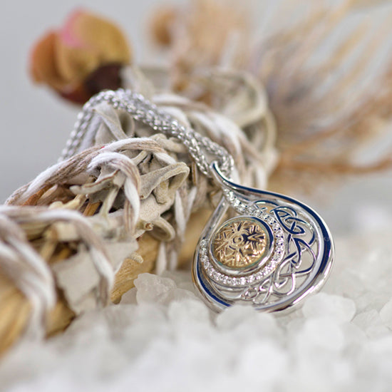 Boru Solstice Teardrop Pendant 18K Gold Bead