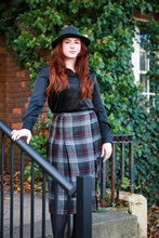 Load image into Gallery viewer, 1980s Highland Queen Black
